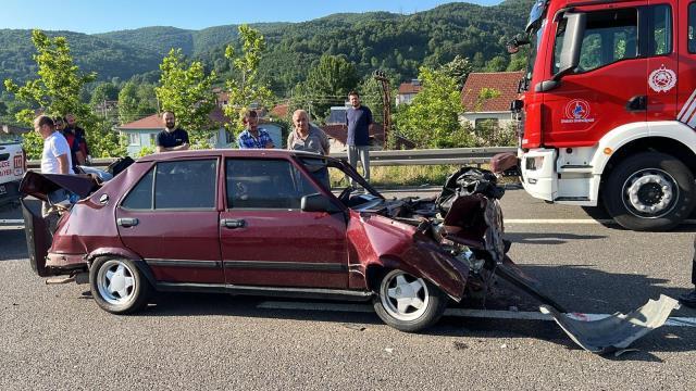 Mucize kurtuluş! Hurdaya dönen araçtan sağ çıktı Mucize kurtuluş! Hurdaya dönen araçtan sağ çıktı