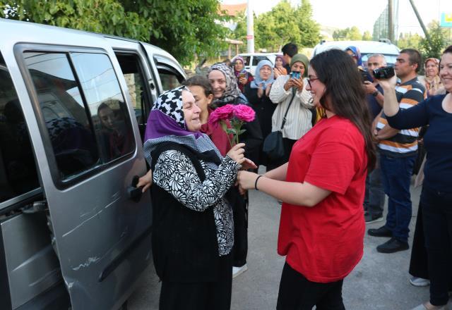 Şiddet uygulayan kocasını öldüren Fatma tahliye edildi, kayınvalidesi sevinçten ağladı Şiddet uygulayan kocasını öldüren Fatma tahliye edildi, kayınvalidesi sevinçten ağladı