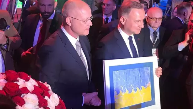 Suna Koçal Polonya'da mülteci çocuklarla ebru yaptı Suna Koçal Polonya'da mülteci çocuklarla ebru yaptı