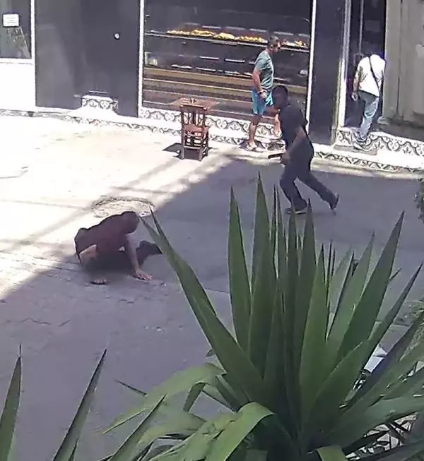 Para meselesi yüzünden tartıştığı kişiyi bıçaklayan şahıs, yaralıya ilk müdahaleyi kendisi yaptı Para meselesi yüzünden tartıştığı kişiyi bıçaklayan şahıs, yaralıya ilk müdahaleyi kendisi yaptı