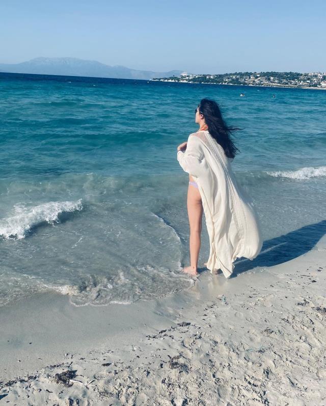 Yargı dizisinin oyuncusu Şükran Ovalı, mayolu pozlarını paylaştı