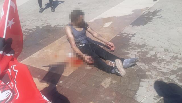 Ailevi sorunları olan şahıs, meydanın ortasında üzerine benzin döküp kendini yaktı