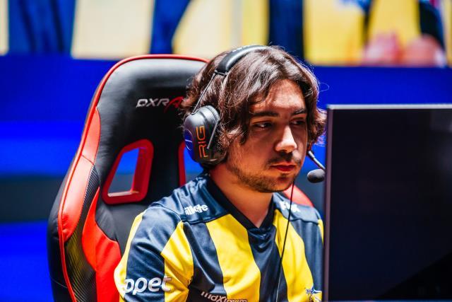 Beşiktaş yeni transferini duyurdu! Fenerbahçeli eski şampiyonu kadrosuna kattı