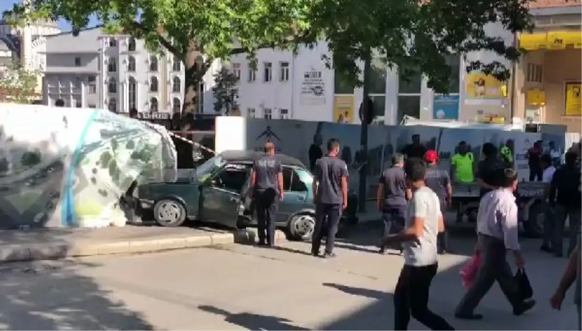 Elazığ'da otomobil yayalara çarptı: 3 yaralı
