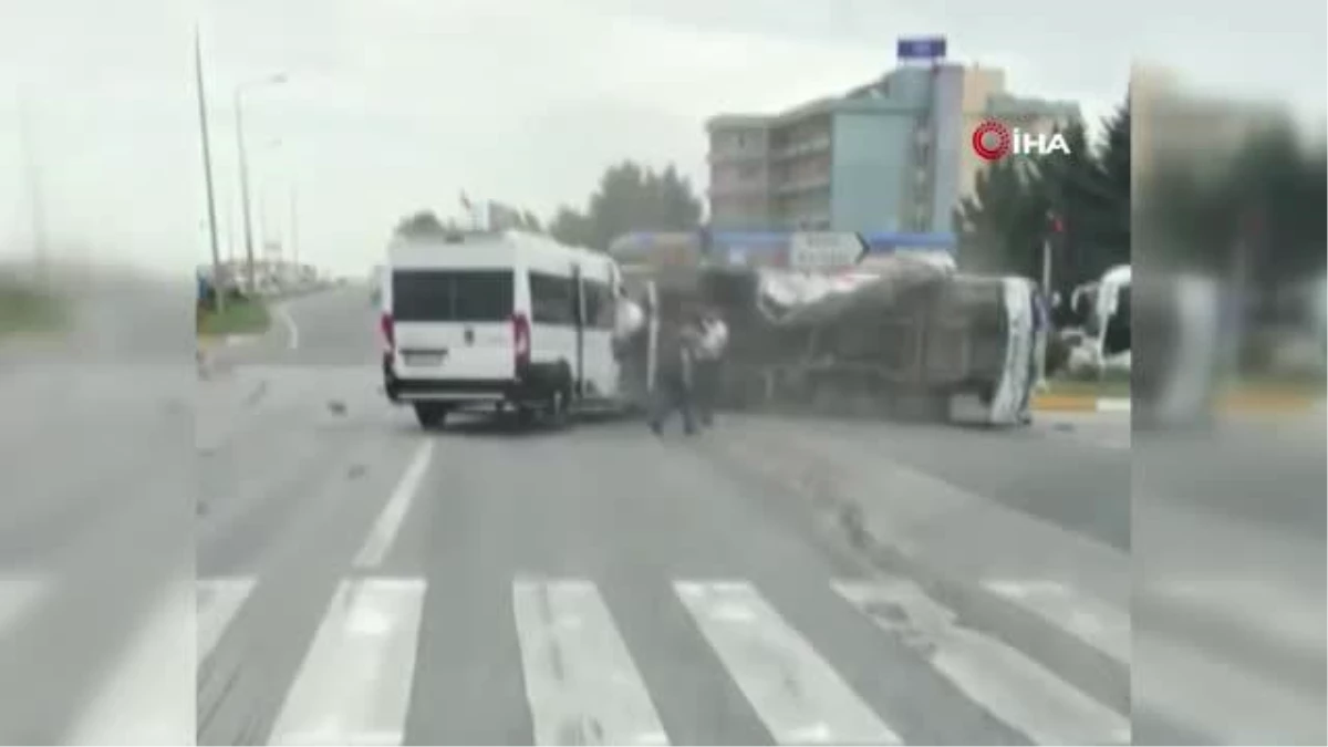 Son dakika haber... Fabrika işçileri taşınan minibüsler çarpıştı: 11 yaralı