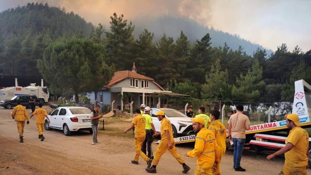 Hükümetten yangında evi tahliye olan ailelere 3'er bin liralık destek Hükümetten yangında evi tahliye olan ailelere 3'er bin liralık destek