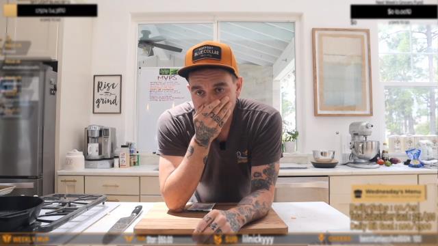 İhbar üzerine canlı yayına polisler baskın düzenledi! Görüntüler anbean kameraya yansıdı İhbar üzerine canlı yayına polisler baskın düzenledi! Görüntüler anbean kameraya yansıdı