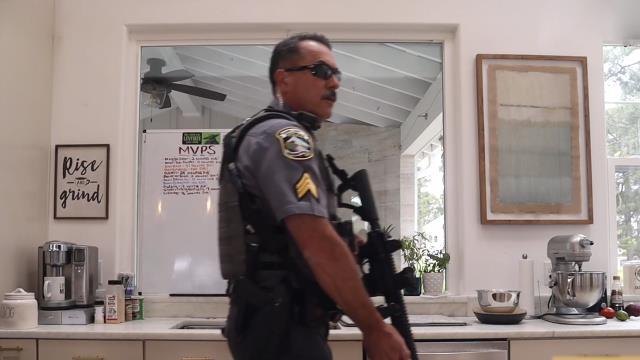 İhbar üzerine canlı yayına polisler baskın düzenledi! Görüntüler anbean kameraya yansıdı İhbar üzerine canlı yayına polisler baskın düzenledi! Görüntüler anbean kameraya yansıdı