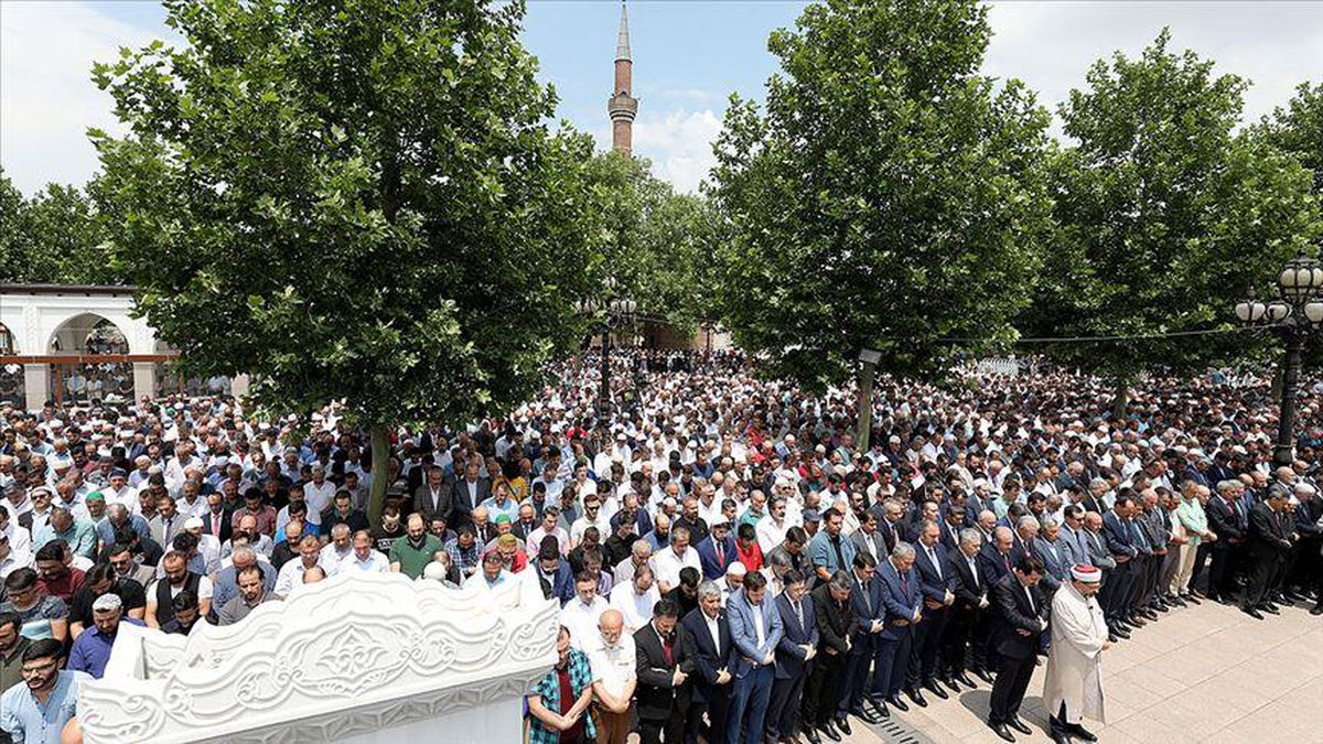 Kadınlar cenaze namazı kılar mı? Kadınlar cenazeye gider mi? Kadınlar cenaze namazı kılabilir mi?
