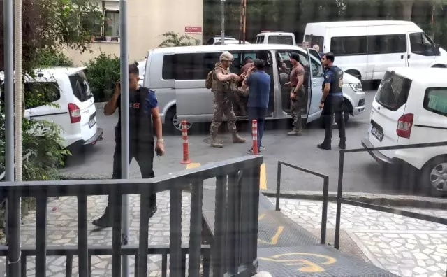 Şişli'de film gibi olay: Rehin alınan genç kadın servis elemanının ihbarıyla kurtarıldı Şişli'de film gibi olay: Rehin alınan genç kadın servis elemanının ihbarıyla kurtarıldı