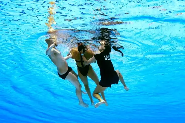 Su altında bayılan ABD'li yüzücüyü koçu kurtardı