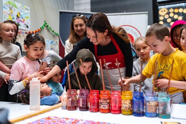 Suna Koçal Polonya'da mülteci çocuklarla ebru yaptı Suna Koçal Polonya'da mülteci çocuklarla ebru yaptı