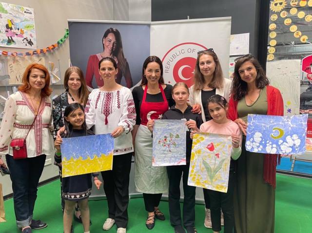 Suna Koçal Polonya'da mülteci çocuklarla ebru yaptı Suna Koçal Polonya'da mülteci çocuklarla ebru yaptı