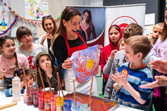 Suna Koçal Polonya'da mülteci çocuklarla ebru yaptı Suna Koçal Polonya'da mülteci çocuklarla ebru yaptı