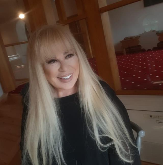 Usta sanatçı Zerrin Özer, müziği bıraktığını açıkladı