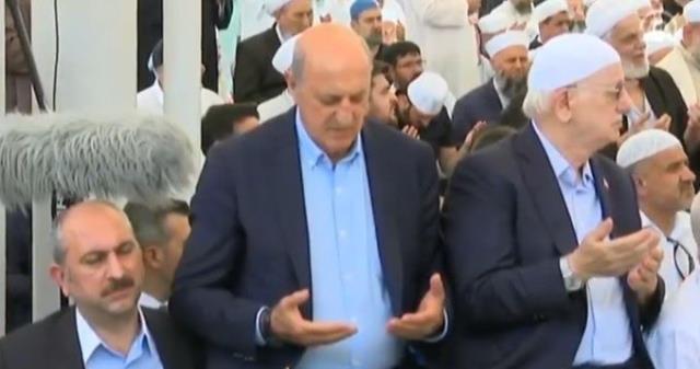 CHP'li vekil İlhan Kesici'nin Mahmut Ustaosmanoğlu'nun cenazesine katılması sosyal medyayı ikiye böldü