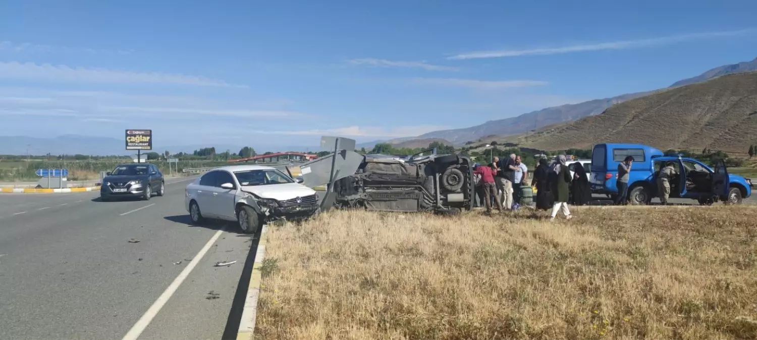 Erzincan'da otomobille hafif ticari araç çarpıştı, biri çocuk 5 kişi yaralandı