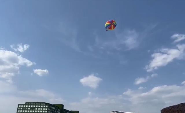 Gökyüzünde can pazarı! Paraşüte binen anne ve 2 kızı havada asılı kaldı