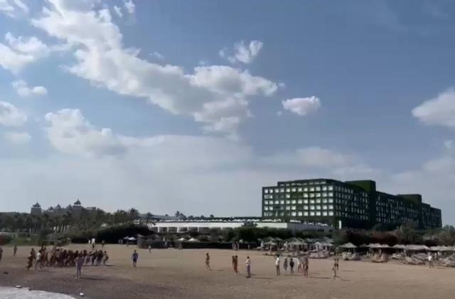 Gökyüzünde can pazarı! Paraşüte binen anne ve 2 kızı havada asılı kaldı