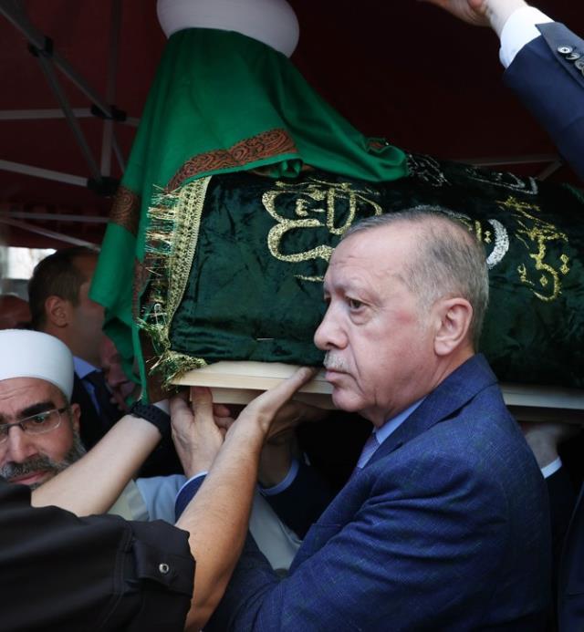 Mahmut Ustaosmanoğlu son yolculuğuna uğurlandı! Törene Cumhurbaşkanı Erdoğan'da katıldı Mahmut Ustaosmanoğlu son yolculuğuna uğurlandı! Törene Cumhurbaşkanı Erdoğan'da katıldı