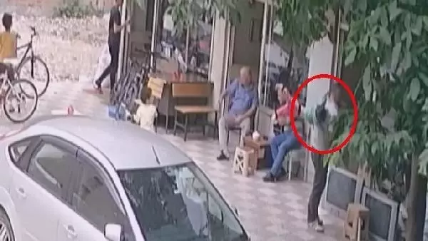 1 yaşındaki Afgan Khatıra'nın balkondan düşmesi kamerada