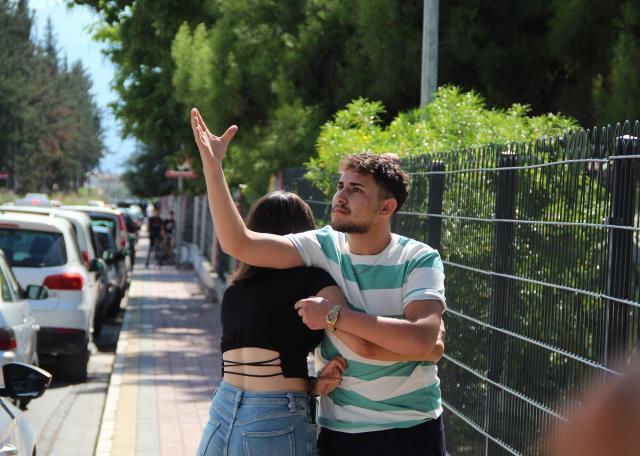 AVM'nin korkuluklarına çıkan şahıs yürekleri ağza getirdi: Hem intihara teşebbüs etti, hem de tartıştığı gençten özür diledi