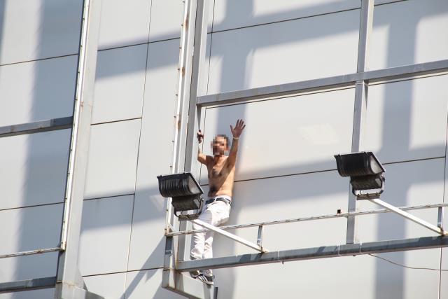 AVM'nin korkuluklarına çıkan şahıs yürekleri ağza getirdi: Hem intihara teşebbüs etti, hem de tartıştığı gençten özür diledi