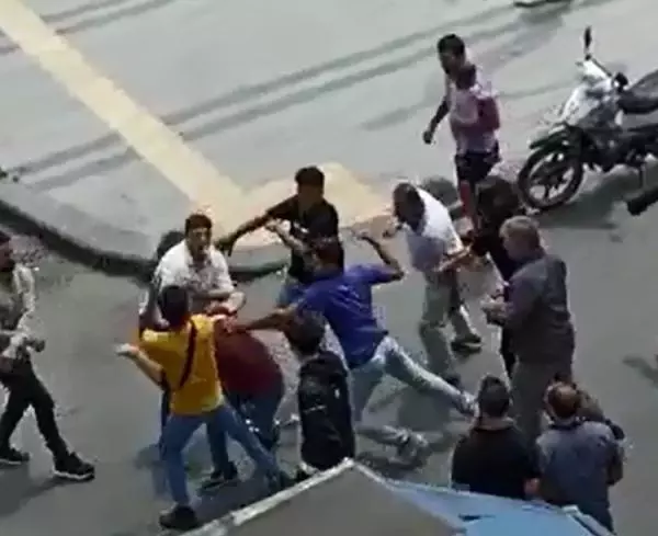 Cumhurbaşkanı ve çevredekilere hakaret eden iki kardeşe vatandaşlardan tekme tokat dayak