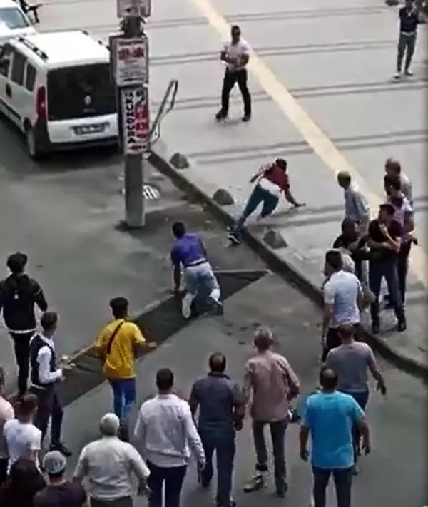 Cumhurbaşkanı ve çevredekilere hakaret eden iki kardeşe vatandaşlardan tekme tokat dayak