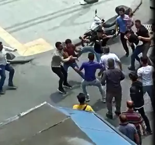 Cumhurbaşkanı ve çevredekilere hakaret eden iki kardeşe vatandaşlardan tekme tokat dayak