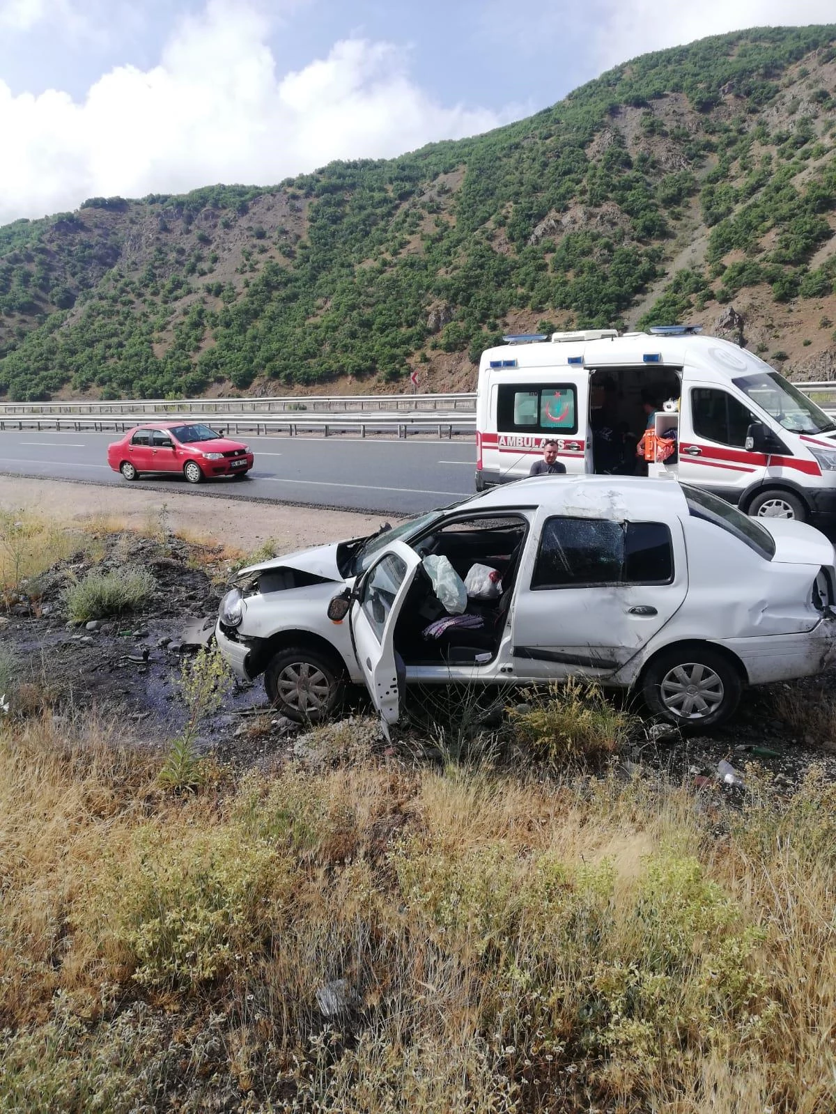 Erzincan'da şarampole devrilen otomobildeki anne ve baba ile 2 çocukları yaralandı