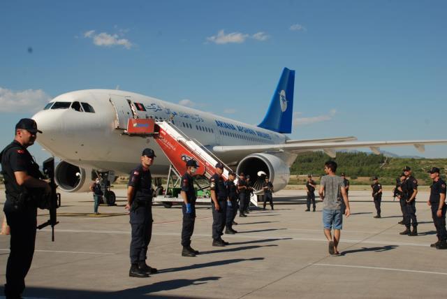 İzmir'de avukatlar, göçmenlerin sınır dışı edilmesini engellemeye çalıştı