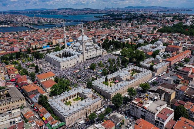 Mahmut Ustaosmanoğlu'nun tabutunun üzerindeki siyah örtünün sırrı çözüldü! Kabe'den getirilmiş
