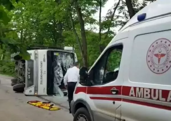 Son dakika... Ordu'da öğretim görevlilerinin midibüsü devrildi: Dekan öldü, 19 yaralı