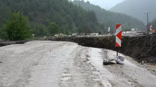Kastamonu'da Sada çayının taşmasıyla yol çöktü, iki ilçeyle bağlantı kesildi