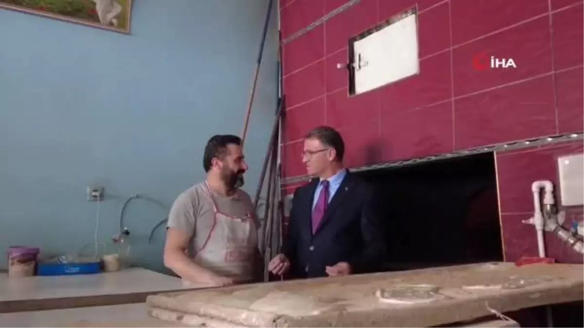 Vali Dr. Balcı, ziyaretleri sırasında uğradığı fırınında ekmek pişirdi