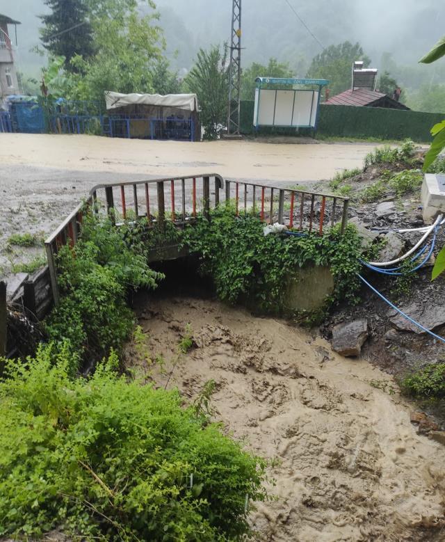 Bartın'da selden zemini zarar gören ev tahliye edildi