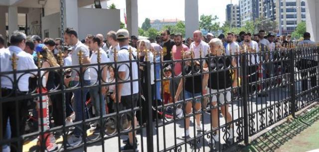 Gazi Koşusu için nefesler tutuldu! Yarışseverler, Veliefendi Hipodromu'na akın etti Gazi Koşusu için nefesler tutuldu! Yarışseverler, Veliefendi Hipodromu'na akın etti