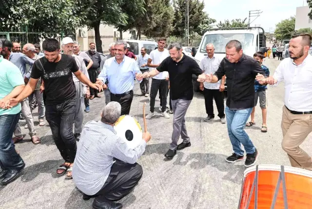 37 yıl sonra hayalleri gerçek olan mahalleli, belediye başkanını davul zurnayla karşıladı