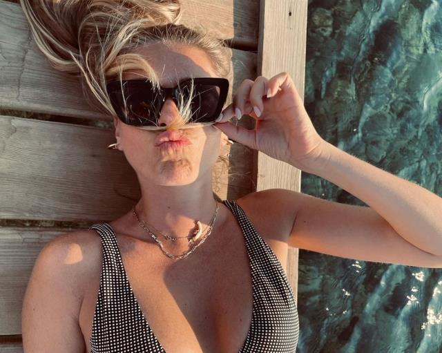 Aslı Enveri, bikinisiyle iskeleye uzanarak peş peşe pozlar verdi Aslı Enveri, bikinisiyle iskeleye uzanarak peş peşe pozlar verdi