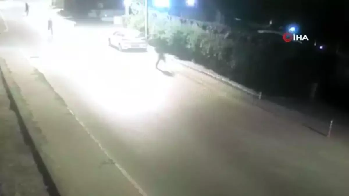 Eyüpsultan'da lüks otomobilin farlarını çalan hırsızlar böyle yakalandı