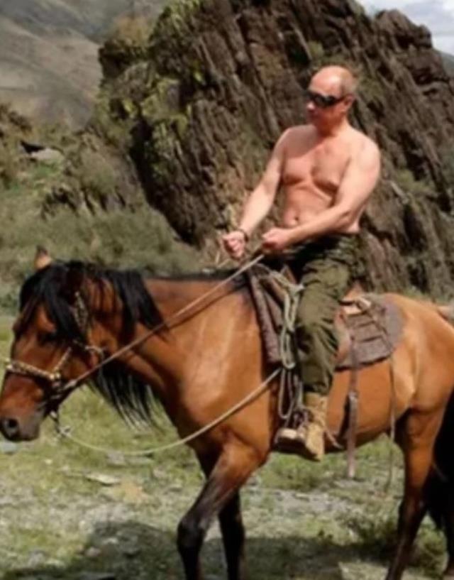 G7 Zirvesi'nde bir araya gelen liderler, yarı çıplak ata binmesine atıfta bulunup Putin'le alay etti