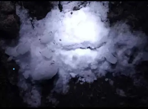 Gökten buz kültesi düştü, çoban 'bomba' korkusu yaşadı Gökten buz kültesi düştü, çoban 'bomba' korkusu yaşadı