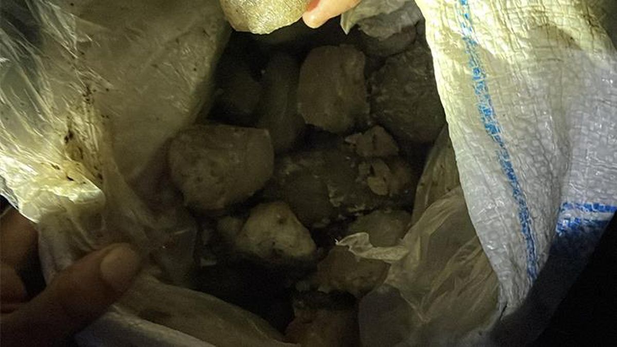 Gökten kristalleşmiş buz kütlesi düştü! Hayvanlarını otlatan çoban bomba sanıp ekiplere haber verdi