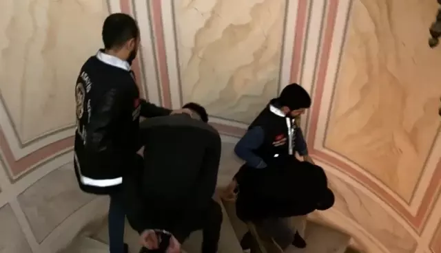 Kapkaççılar yaşlı kadını hedef aldı! O anlar saniye saniye kamerada