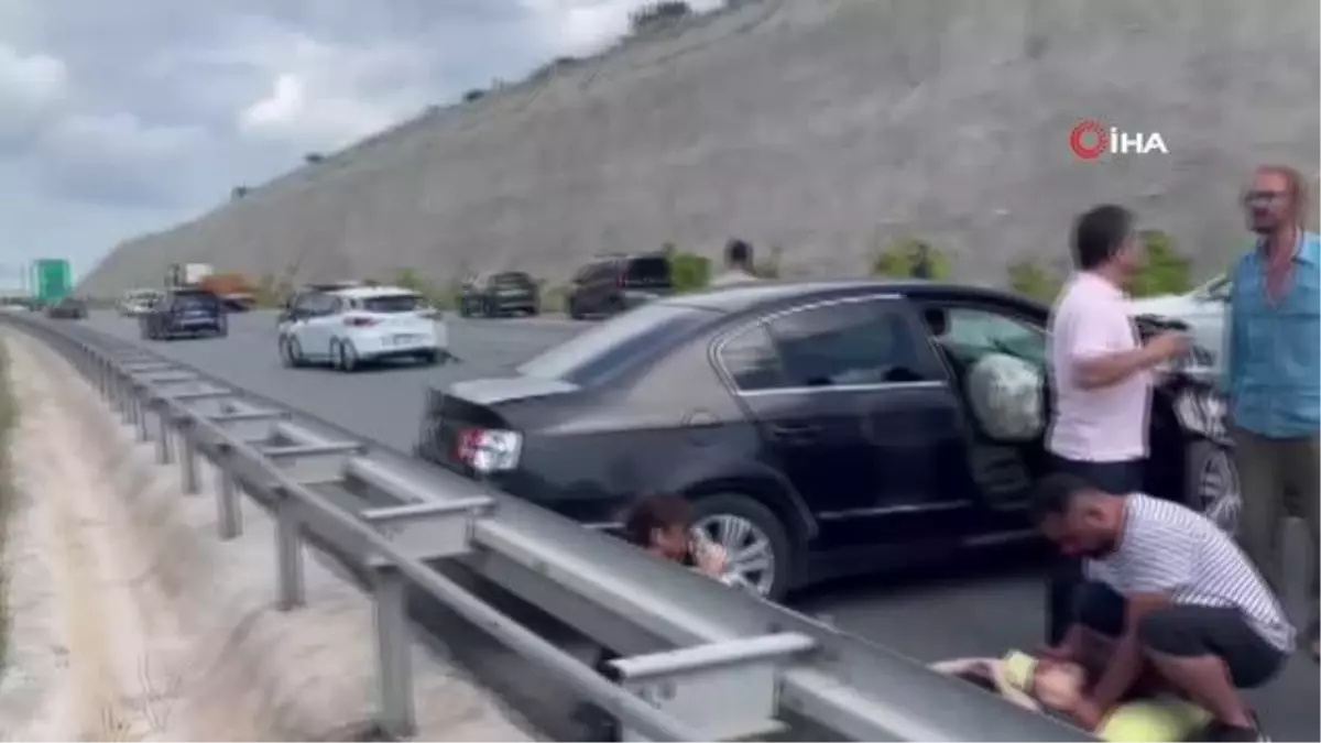 Son dakika! Kamyonun sıkıştırdığı otomobil bariyerlere çarptı: 2 yaralı