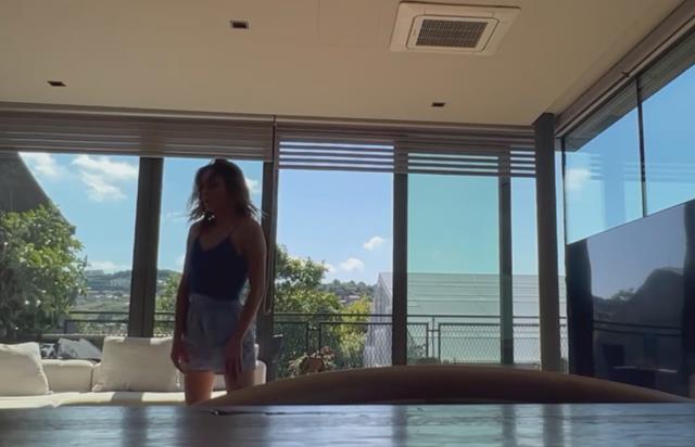 Mini şortuyla dans eden Melis Sezen'in figürleri izleyicileri korkuttu Mini şortuyla dans eden Melis Sezen'in figürleri izleyicileri korkuttu