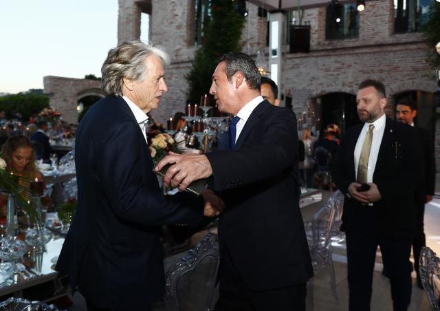 Pelkas'ın düğününde neler oldu neler! Jesus sandalyeye çıktı, İrfan Can ve Serdar Dursun geceye damga vurdu