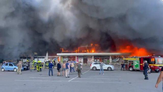 Rusya, Ukrayna'da içerisinde binden fazla sivilin olduğu AVM'yi vurdu! Bölgeden gelen görüntüler korkunç Rusya, Ukrayna'da içerisinde binden fazla sivilin olduğu AVM'yi vurdu! Bölgeden gelen görüntüler korkunç