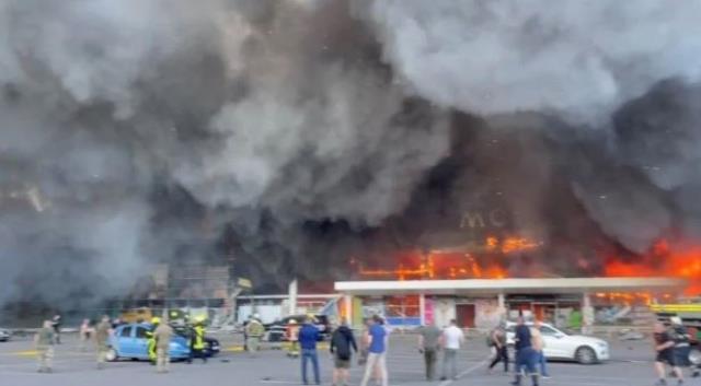 Son Dakika: Rusya, Ukrayna'da bir AVM'yi vurdu! İçeride binden fazla sivilin olduğu söyleniyor